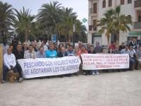 Los pescadores salen a la calle todos los días tras seis meses sin cobrar
